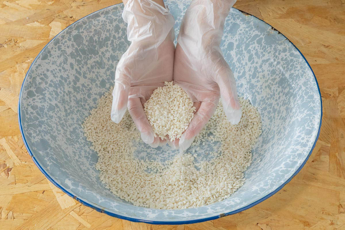 塩と米麹を混ぜる