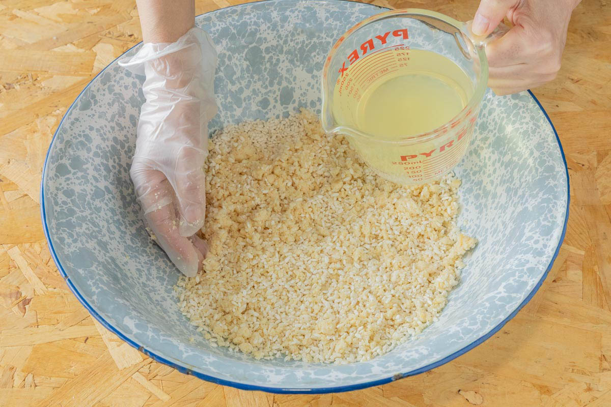 大豆のゆで汁を加える