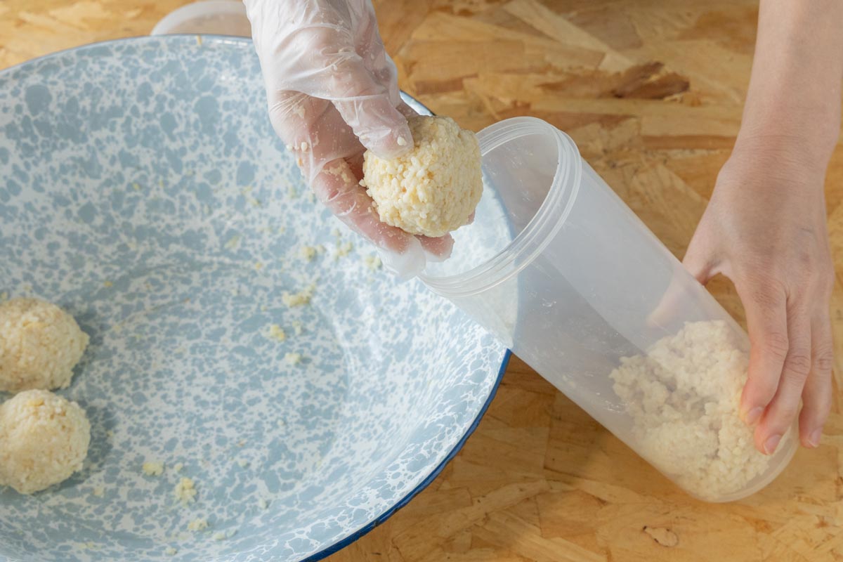 ヨーグルトメーカーの容器に入れる