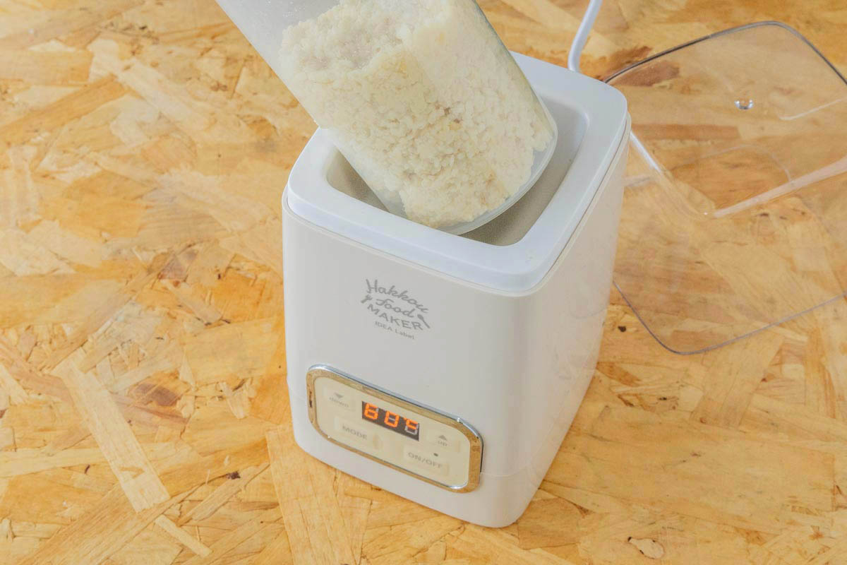 ヨーグルトメーカーに入れて温める