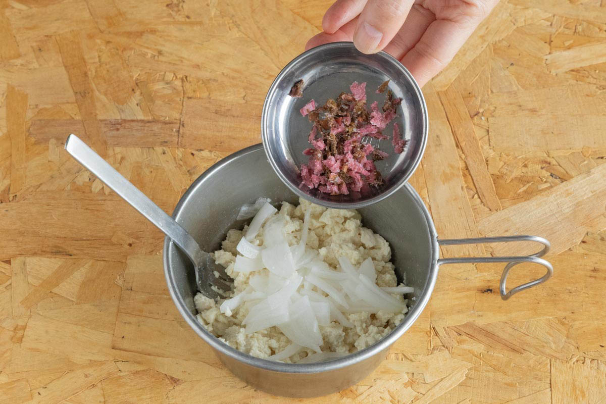 豆腐に新玉ねぎと桜の塩漬けを加える