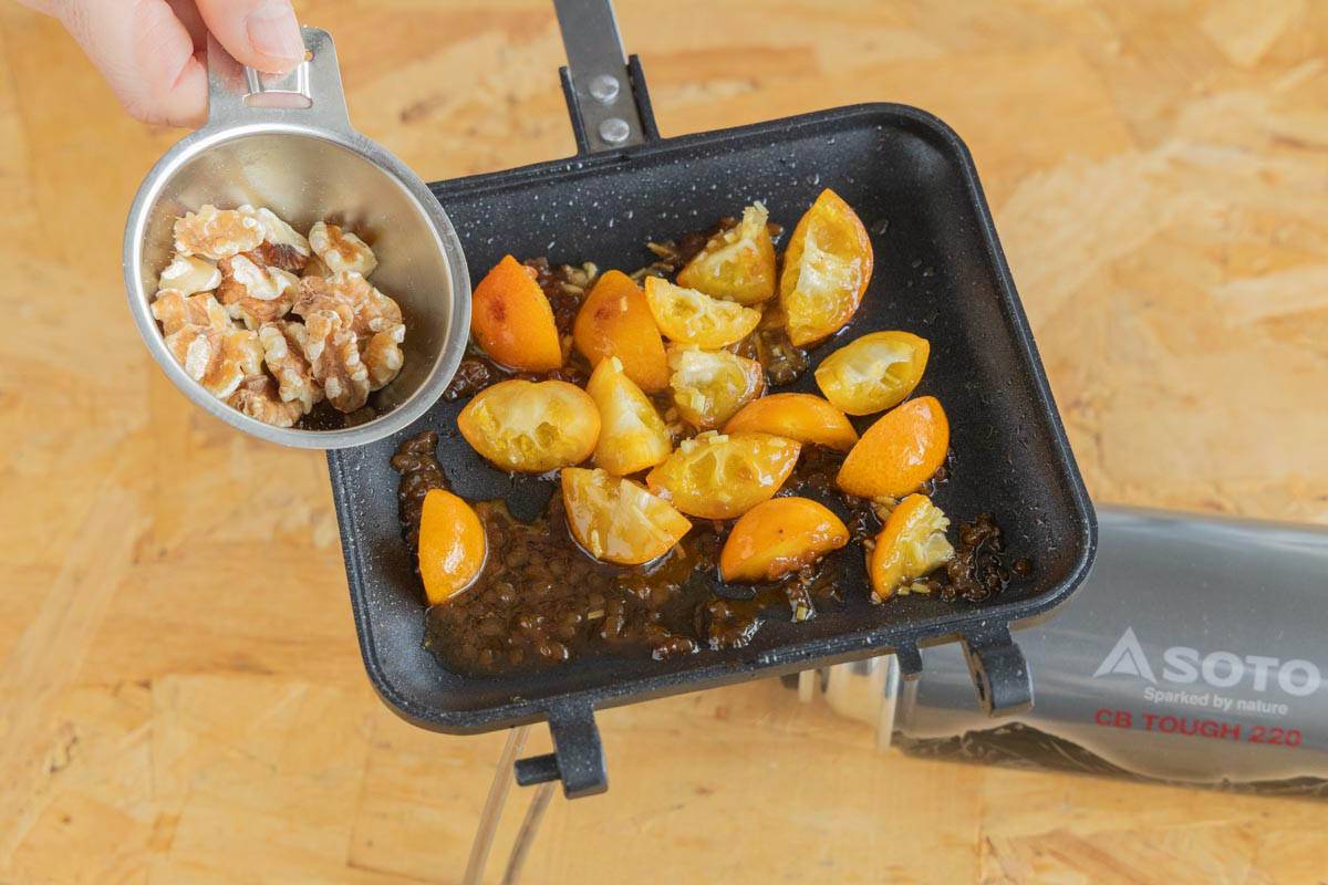 味付けしたきんかんにくるみを加える