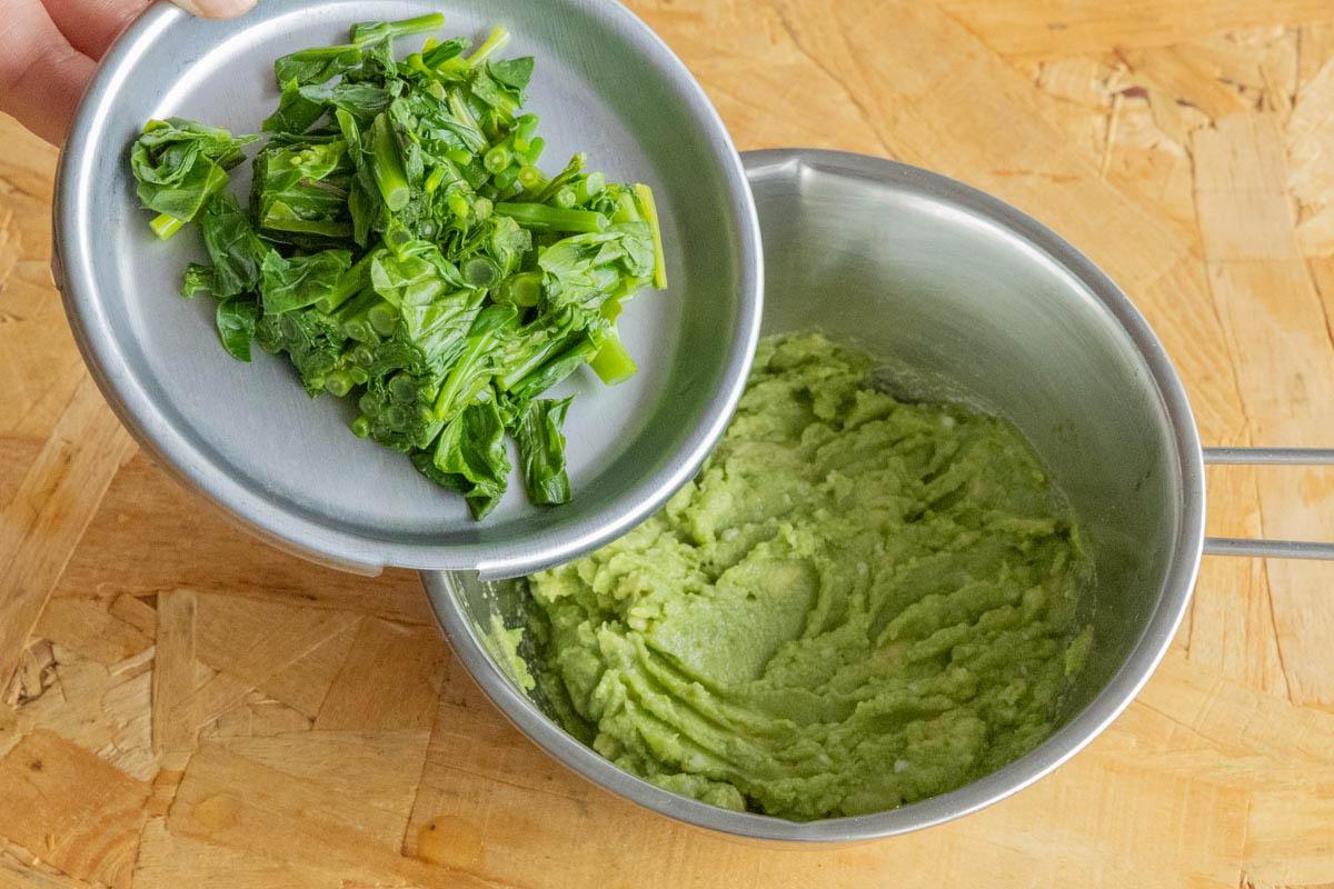 アボカドディップになばなを加える