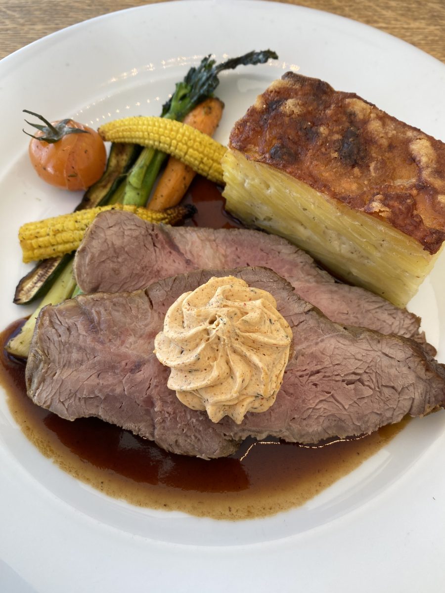 牛肉のワイン煮込みとポレンタと温野菜