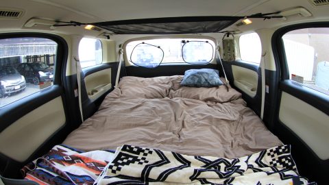 アウトドアライターが教えるミニバン車中泊術！キャンプ道具を活用すれば快適だ！