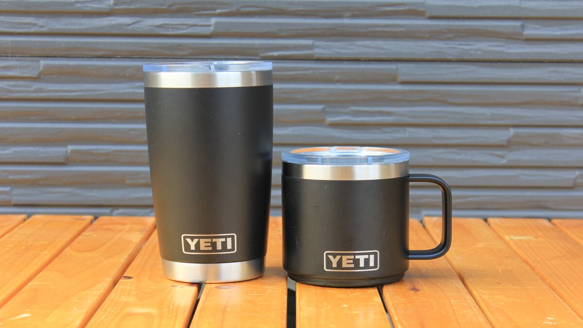 二重構造のタンブラーとマグカップを並べた、夏キャンプ向けの保冷ドリンク用カップ