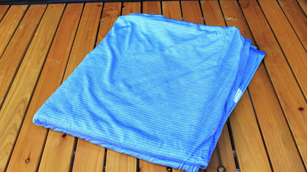 接触冷感タイプのタオルケットをたたんで置いた、夏キャンプ向けのひんやり寝具