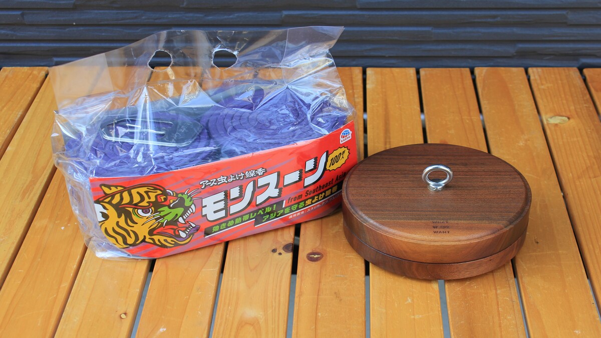 モンスーンの蚊取り線香と木製の蚊取り線香ホルダーを並べたショット。夏キャンプ向けの置き型虫よけアイテム