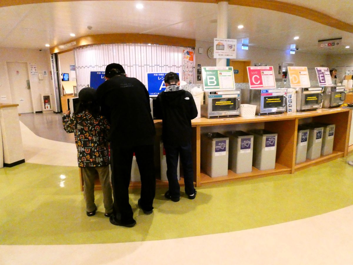 ずらりと並んだ電子レンジ