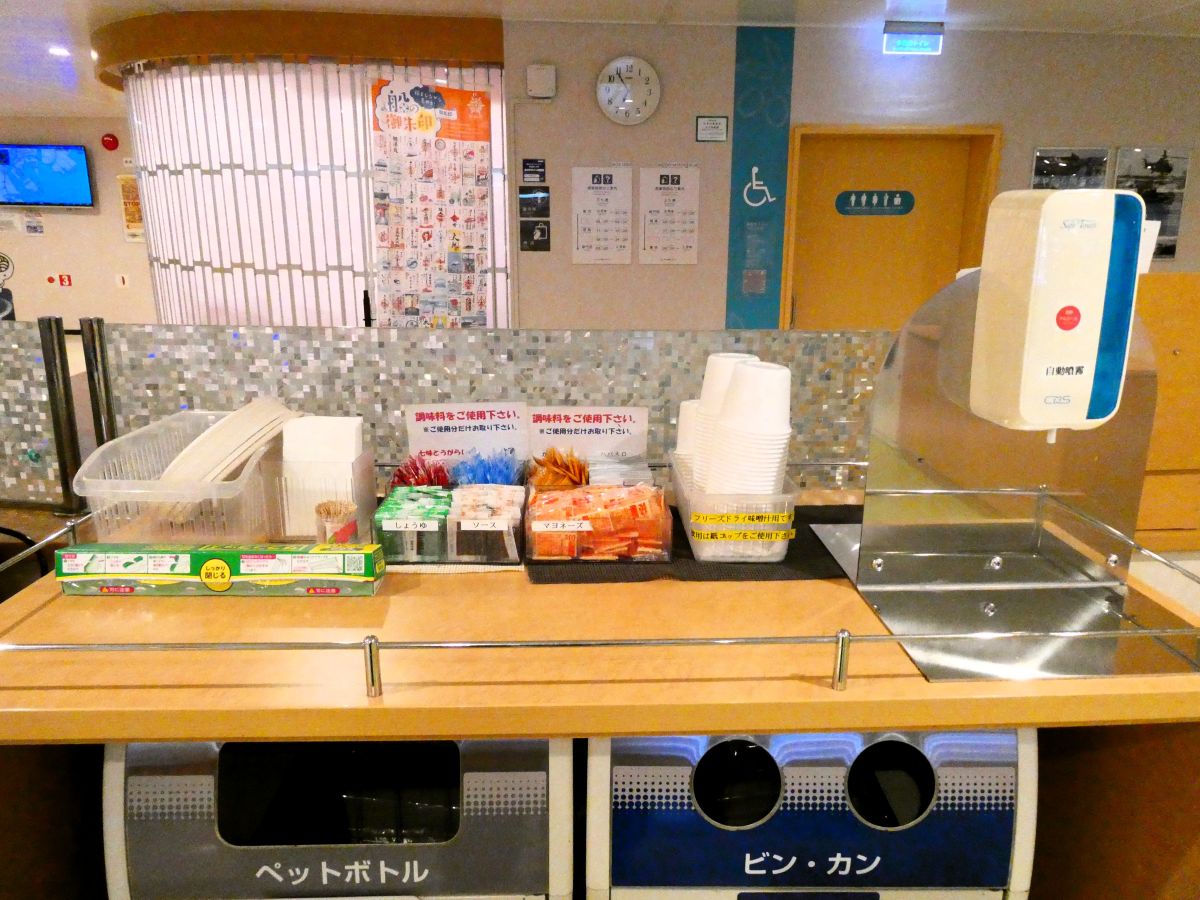 割りばし、紙皿、調味料などが置かれたコーナー