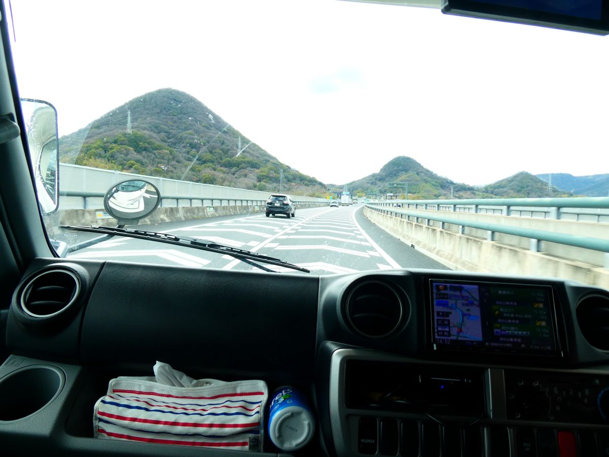 高松自動車道下り、坂出JCT手前で見たおむすび山