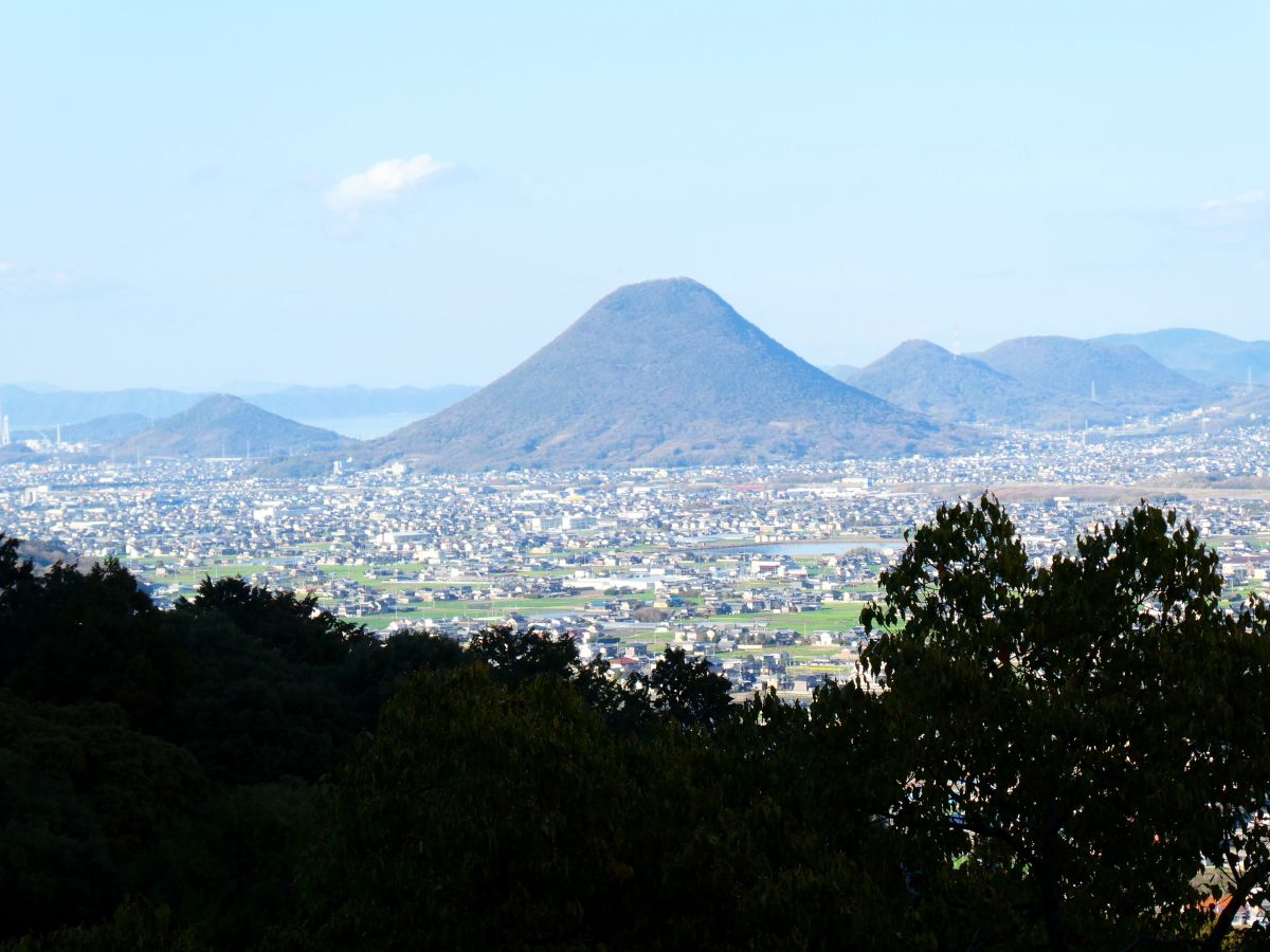 金刀比羅宮からおむすび山を望む