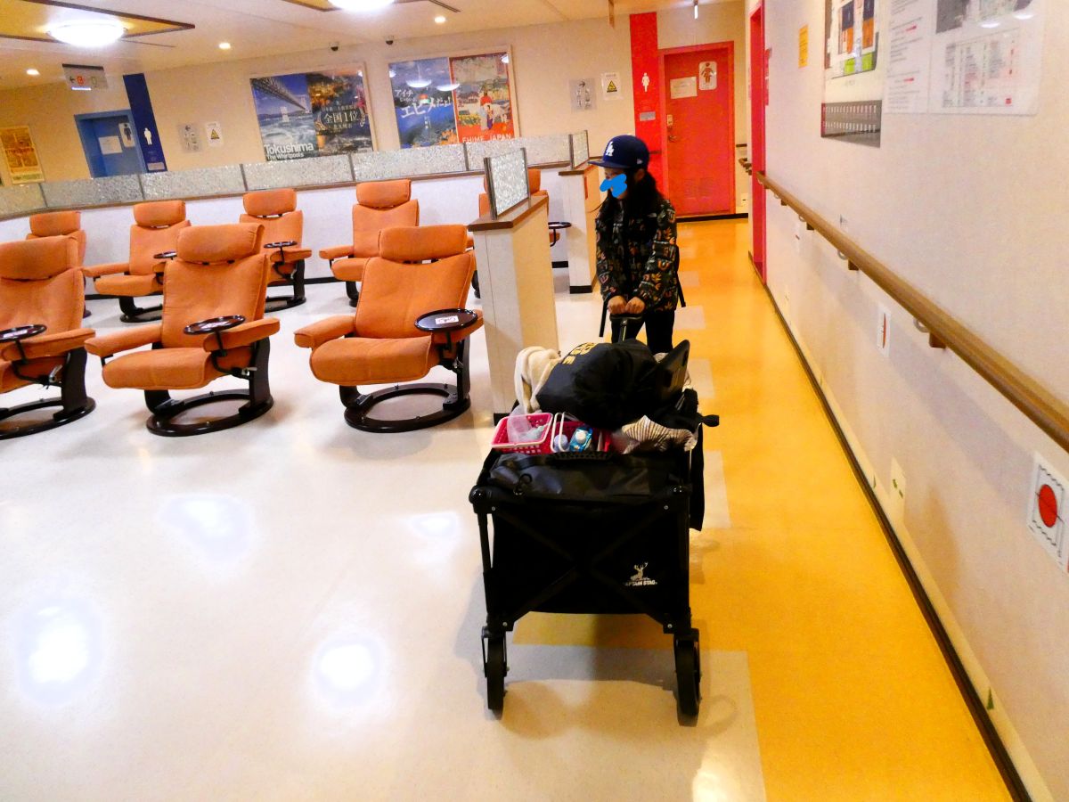 カートで荷物を運ぶ子ども