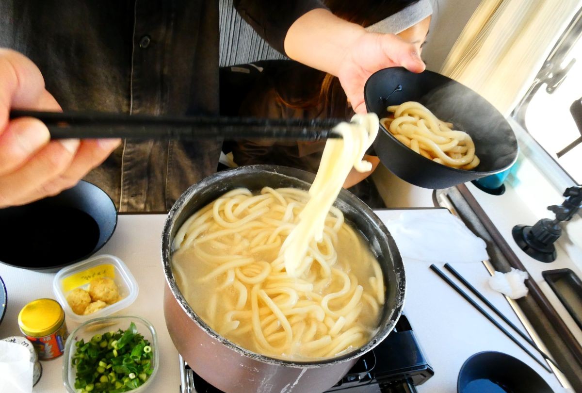 うどんを茹でる