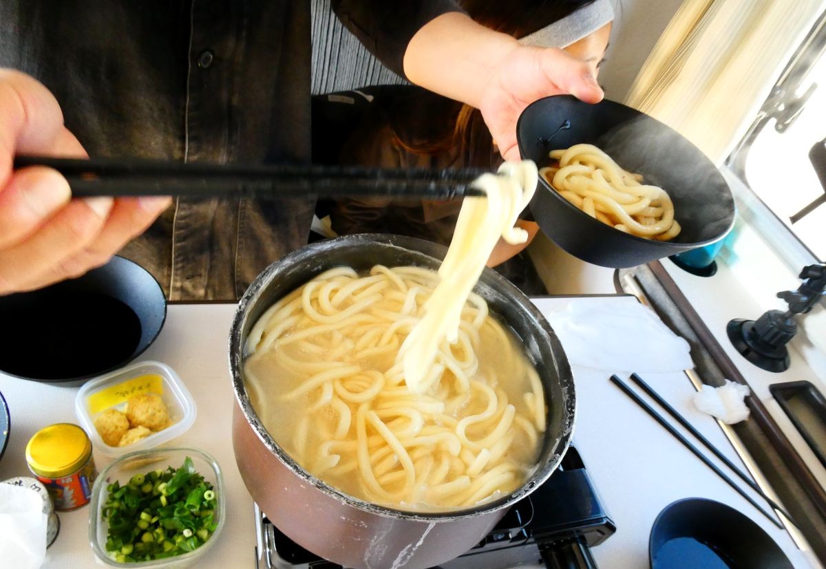 麺を取り分ける