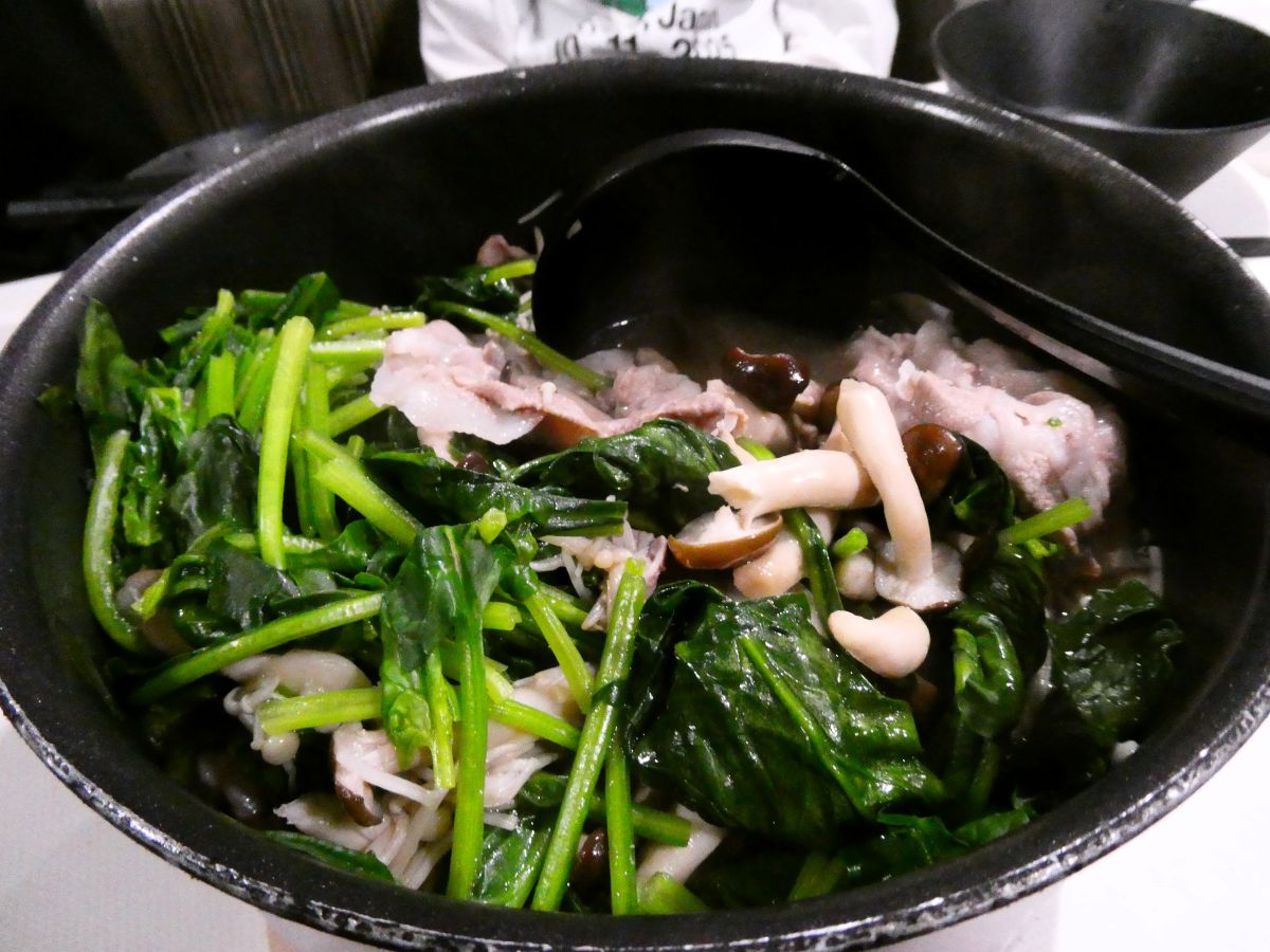 夕飯の肉とほうれん草とキノコの鍋