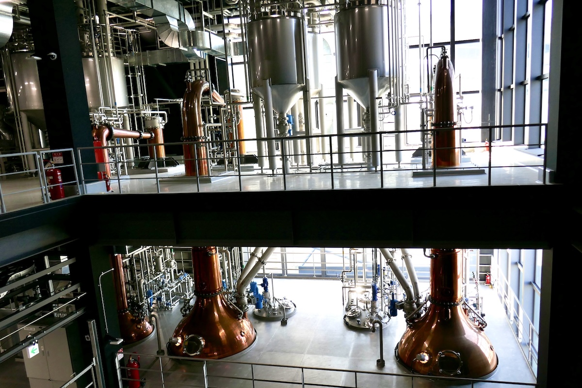 ジンづくり90年の歴史と和素材の粋を詰め込んだ、クラフトジンROKU<六>の蒸溜所見学ツアーが5月から開始