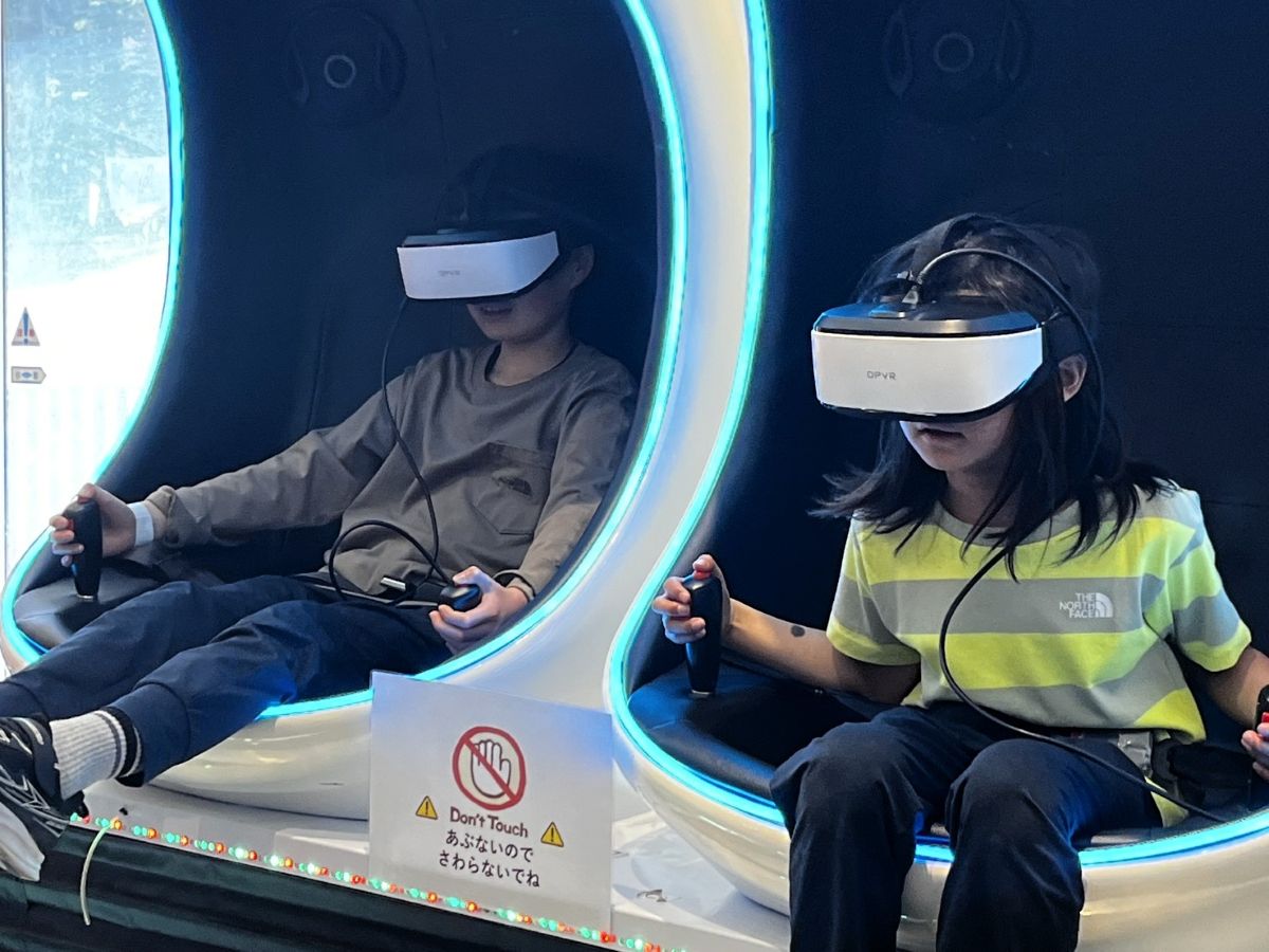 VRに夢中の子どもたち