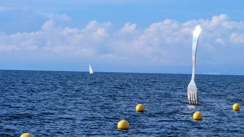レマン湖に突き刺さる巨大フォークのほとりで堪能する、スイスの歴史探訪ウォーキング