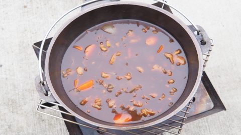 キャンプ飯を作るならダッチオーブンで！ 末永く愛用するために知っておきたいこと