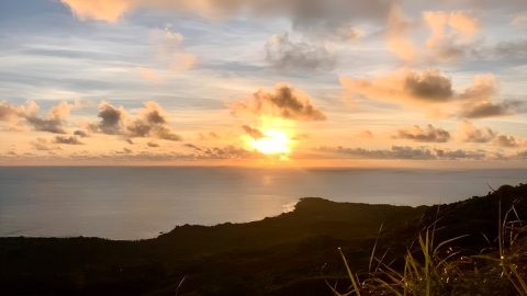 舞台はグアムの「風が吹く山」。一年に一度、2万人近くが一斉に山頂を目指す早朝トレッキング
