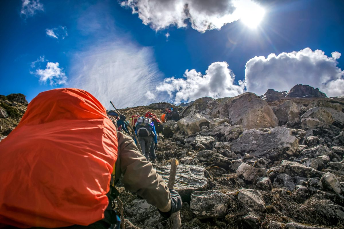 登山をする人々