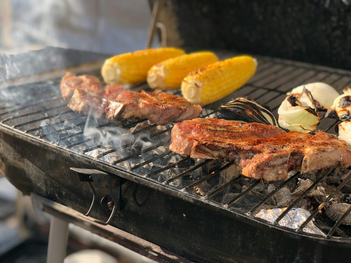 網の上に乗った野菜や肉