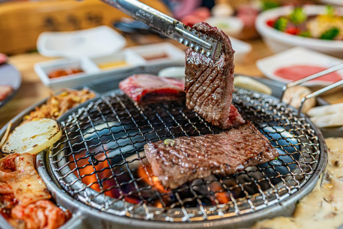 肉を焼く様子