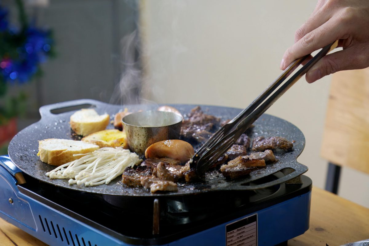 焼き肉をしている様子