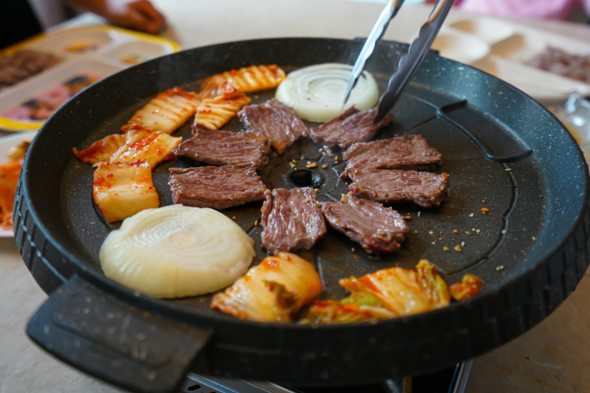 丸いプレートに乗った肉や野菜