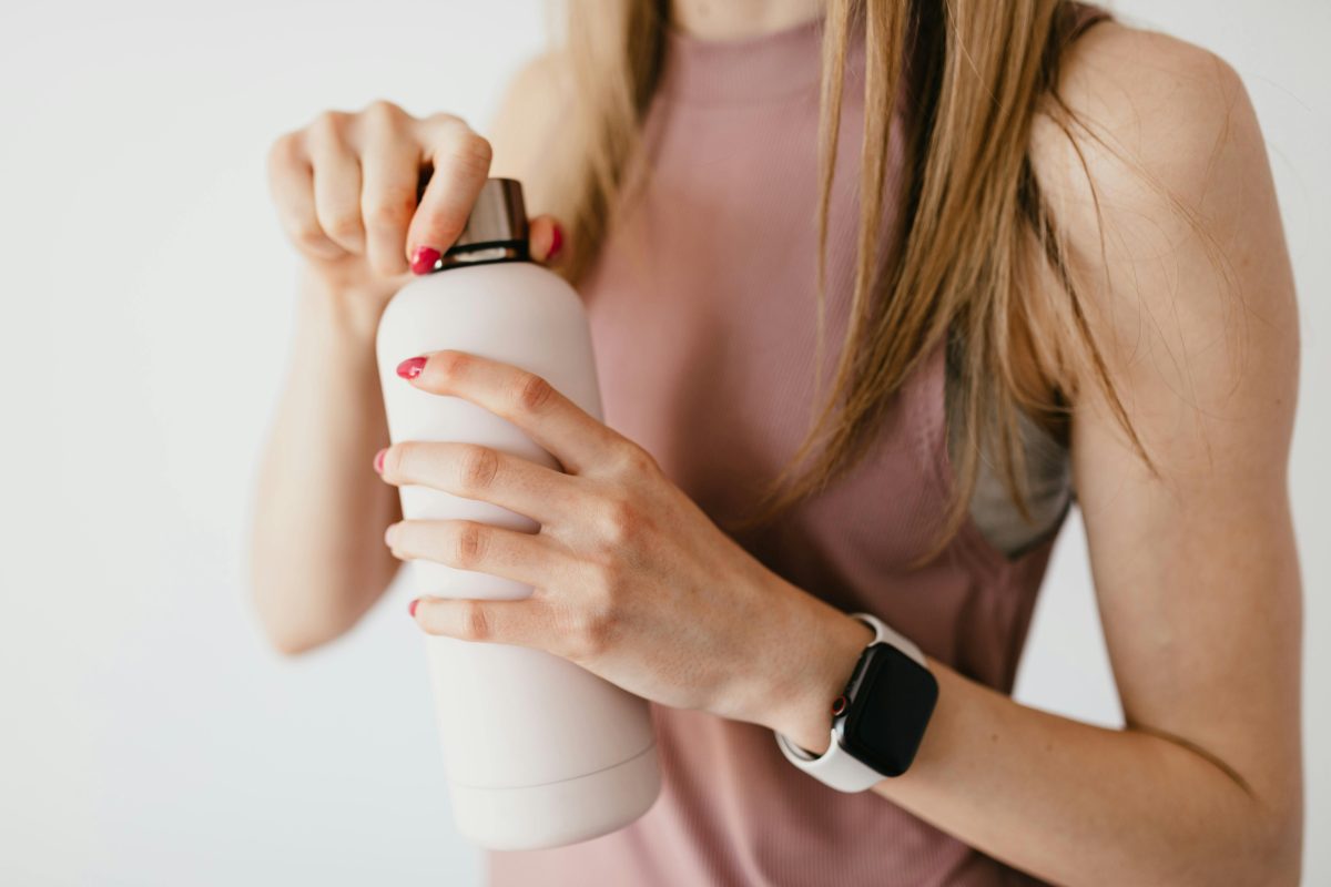 水筒を開けようとする女性の手元