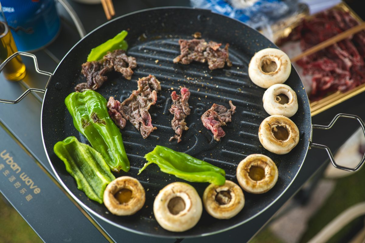 丸いプレートに乗った肉や野菜