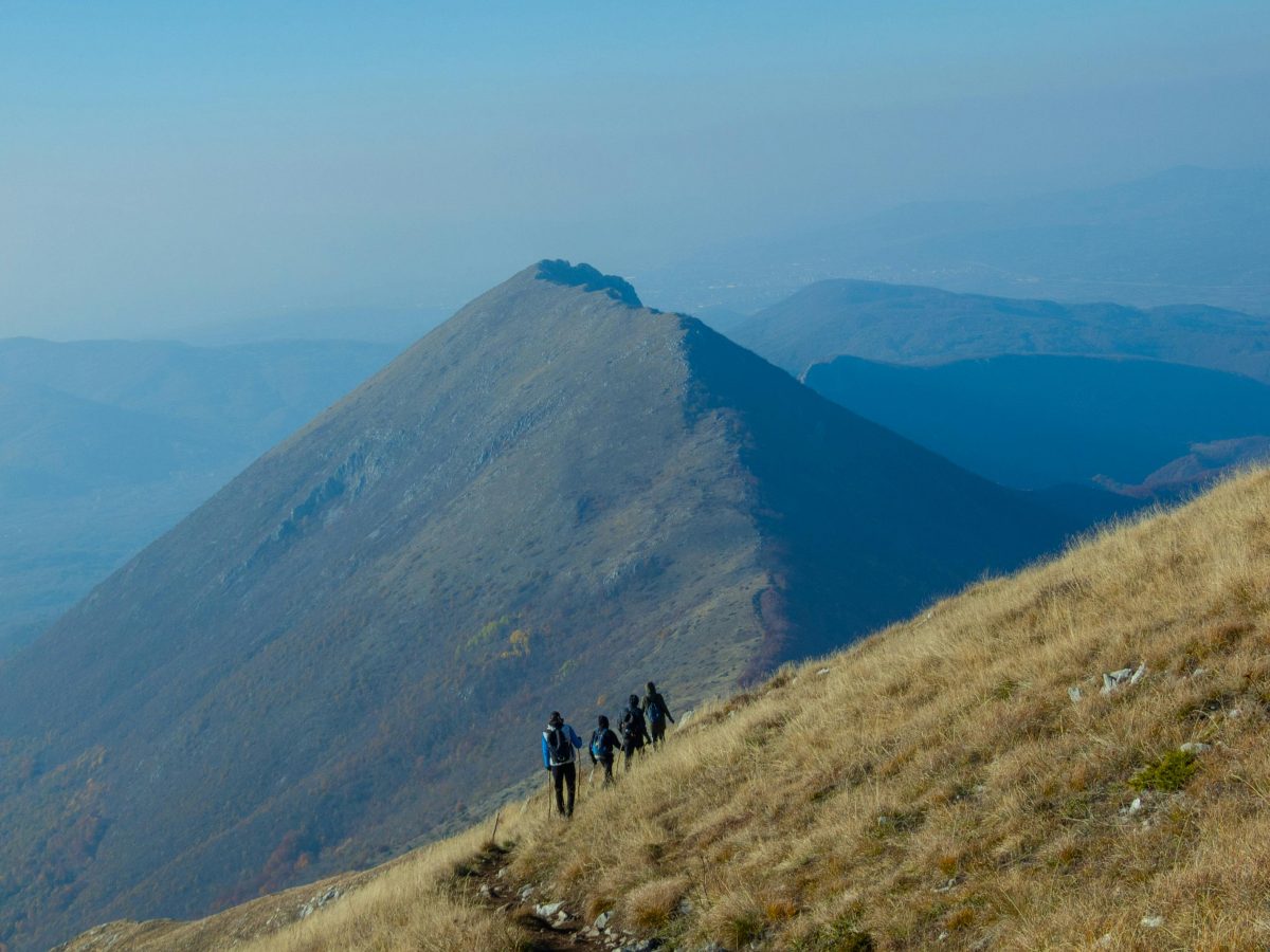 登山をする人々