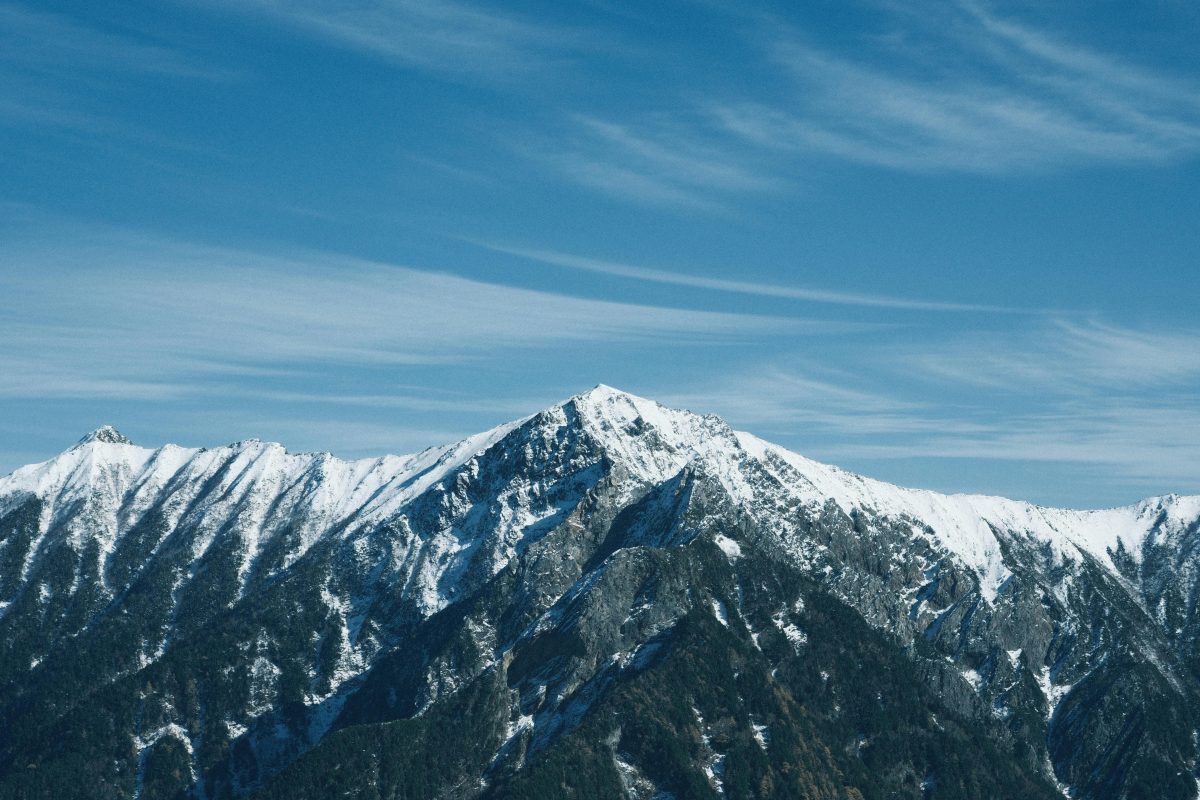 雪が積もった山