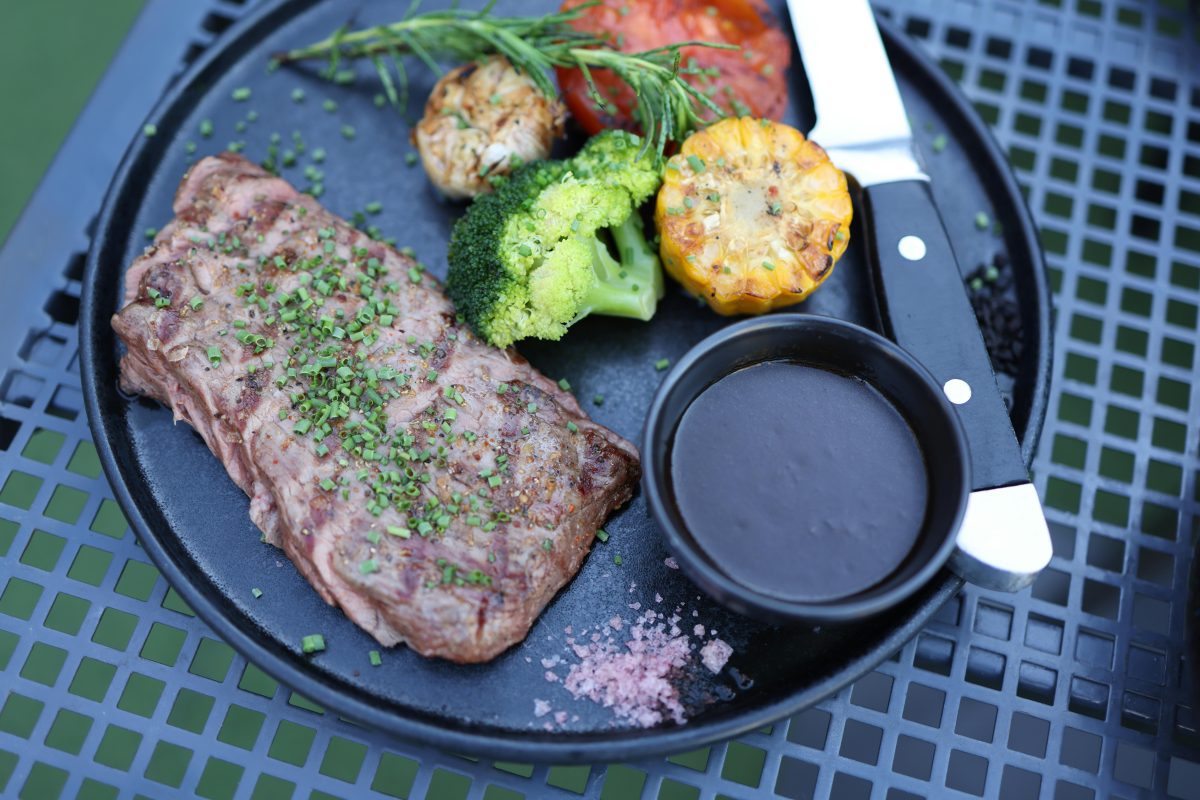 プレートに乗った肉