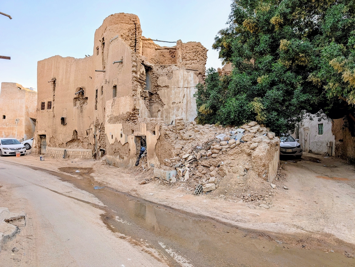 サウジアラビアの首都で見た「建物の崩壊」は空爆の現場…？いやちょっと待て！
