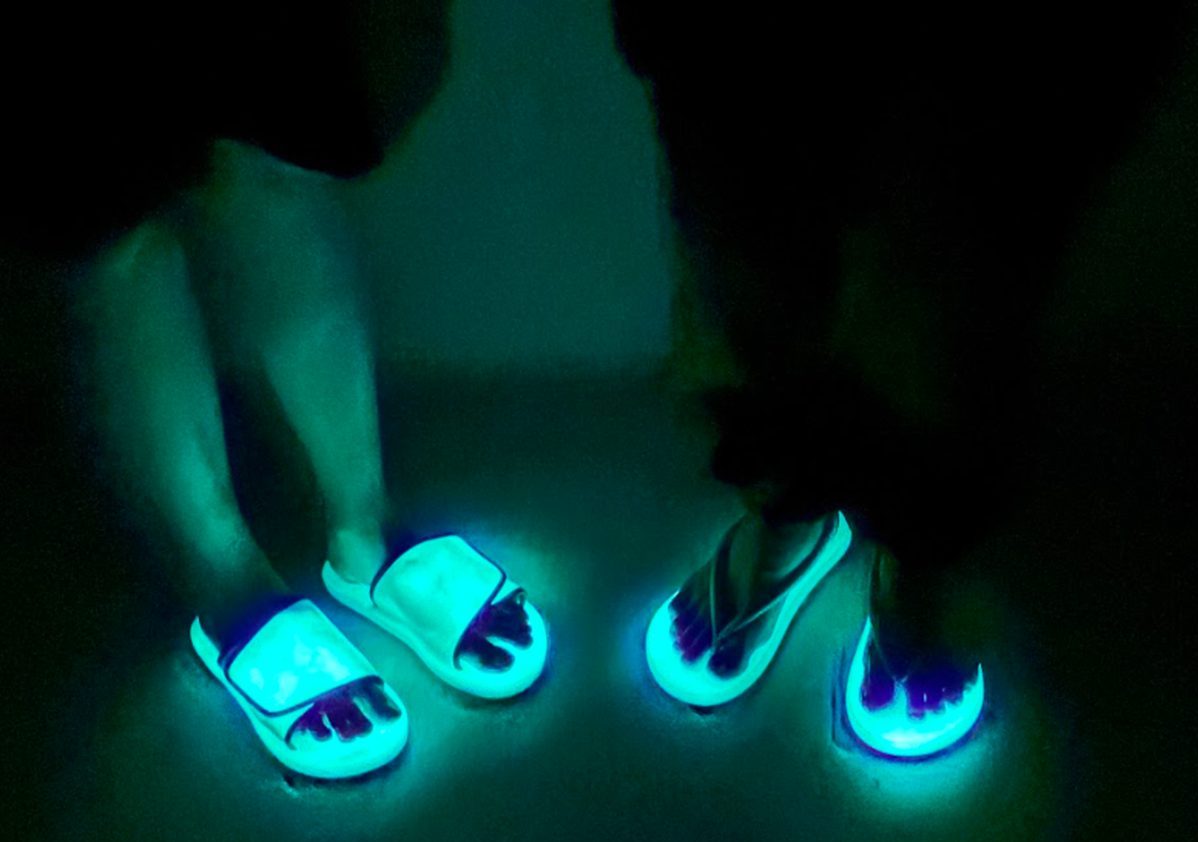 夜釣り、フェス、テント泊。暗闇でやさしく光るサンダルがアウトドアの夜を安全に彩る
