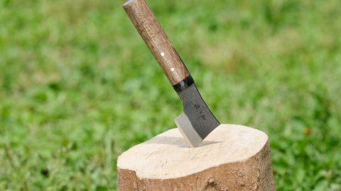 薪割りとフェザースティックはこの「ミニ斧」で完結！ 創業80年の鍛冶屋と作った限定品