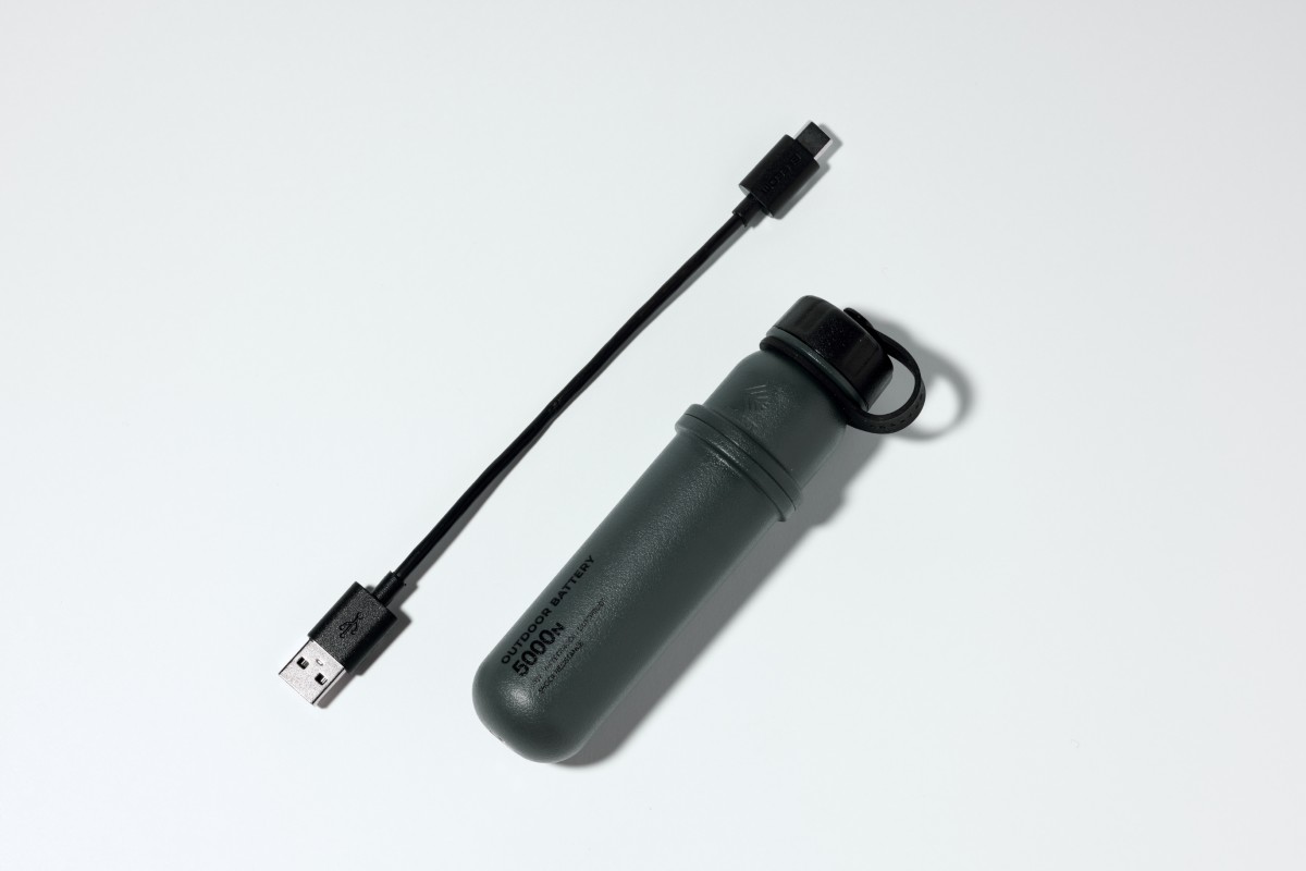 BE-PAL×NESTOUT (ビーパル×ネストアウト) ／ 45周年記念 モバイルバッテリー DE-NEST-5000OV 特製ポーチ付