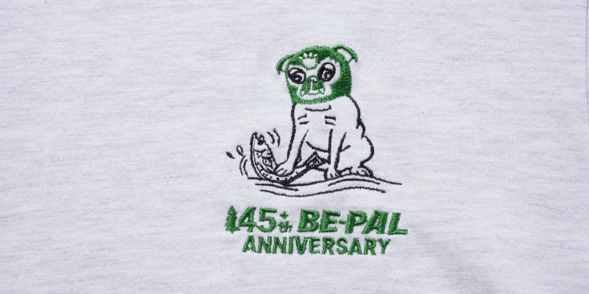 BE-PAL×gym master (ビーパル×ジムマスター) ／ 45周年記念 コラボ刺繍Tee 5.6oz 覆面犬