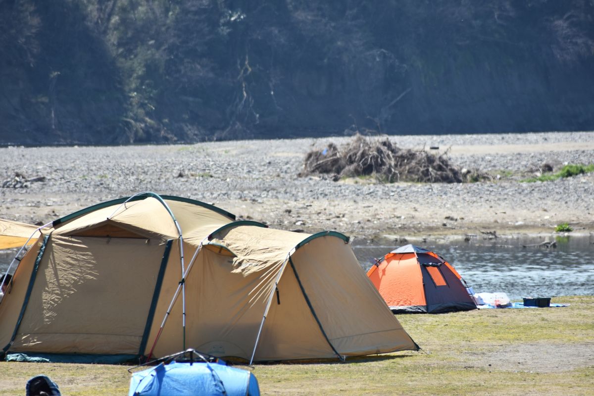 河川敷でのキャンプ