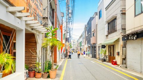 近所の散歩が最高のリラックスになる理由。いつもの道で自律神経を整える新しい習慣
