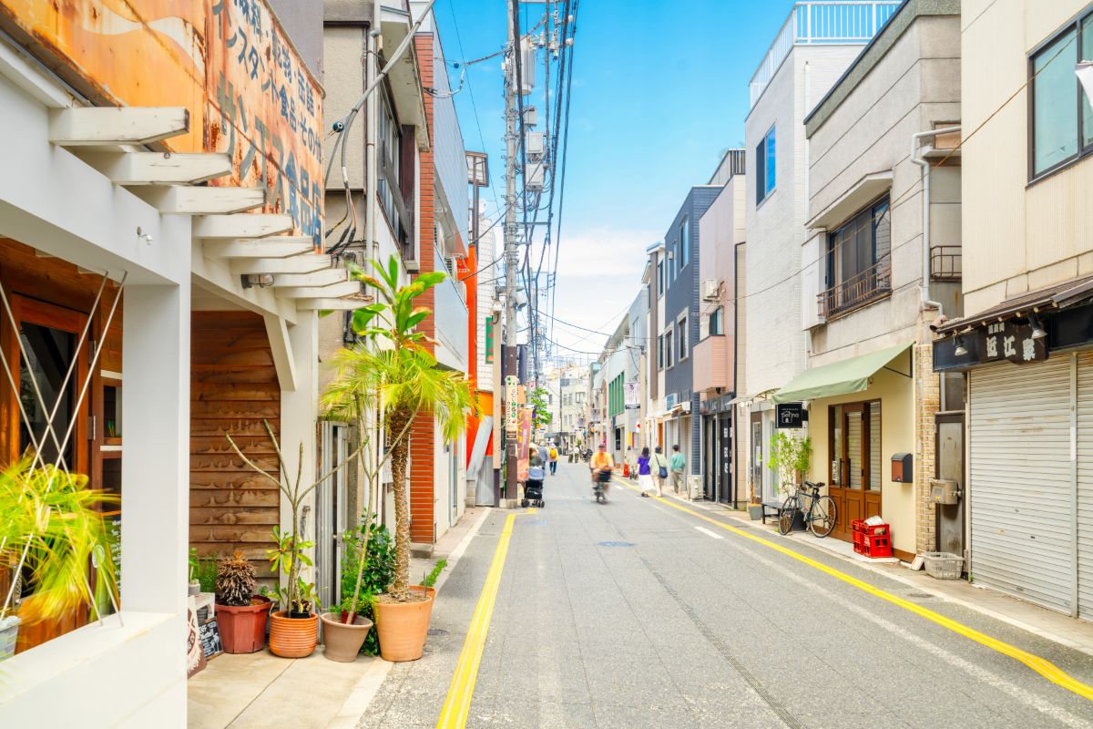 近所の散歩が最高のリラックスになる理由。いつもの道で自律神経を整える新しい習慣