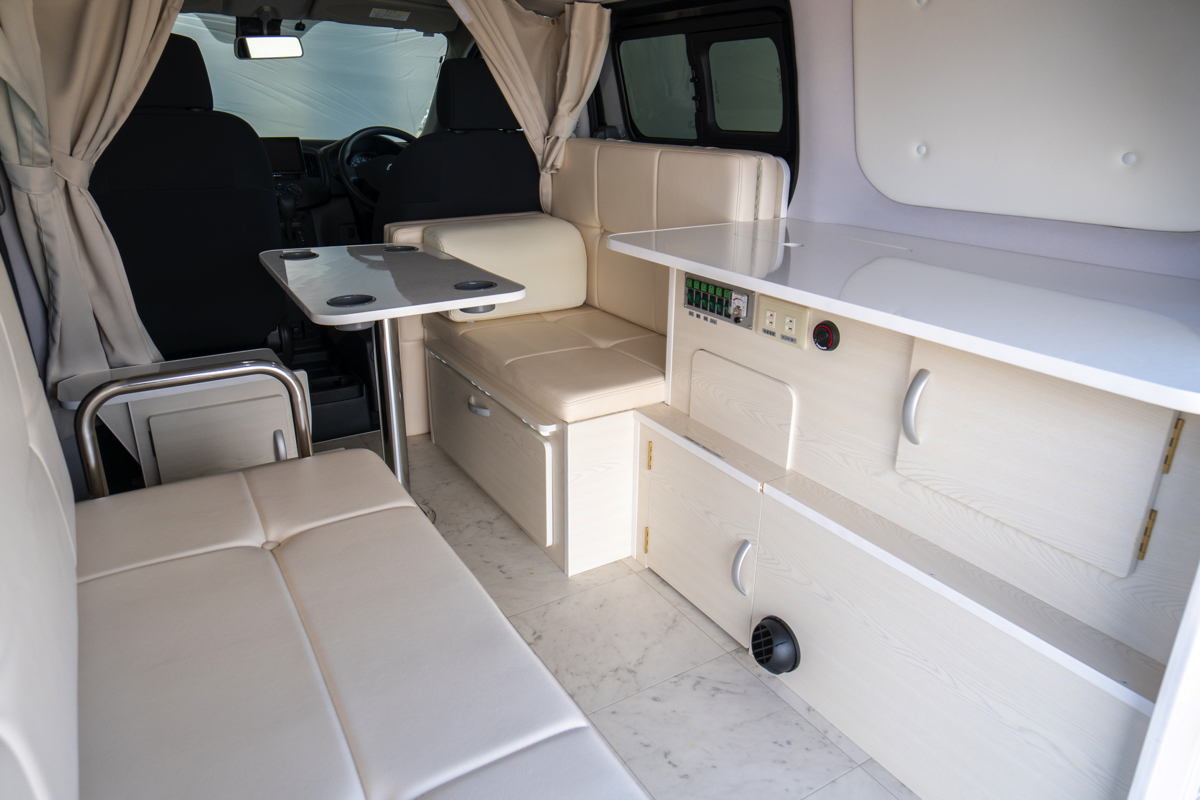 【最新キャンピングカー情報】ちょうどいいサイズのNV200バネットベースで手に入るのもあと少し！「スウィングJr.」がぐっすり眠れる理由を解説
