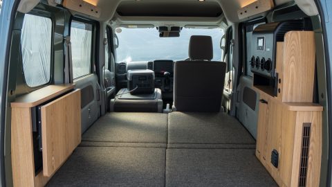 なんとお値段200万円代後半から！軽キャンピングカー「サンライト」は広いベッド+標準装備のDC車載クーラーで快眠をサポート