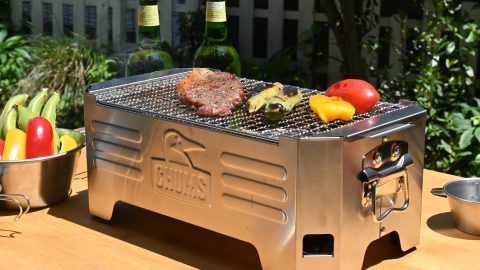 面倒なBBQはもう卒業！CHUMSのテーブルトップバーベキューグリルで「スモールBBQ」を楽しもう！