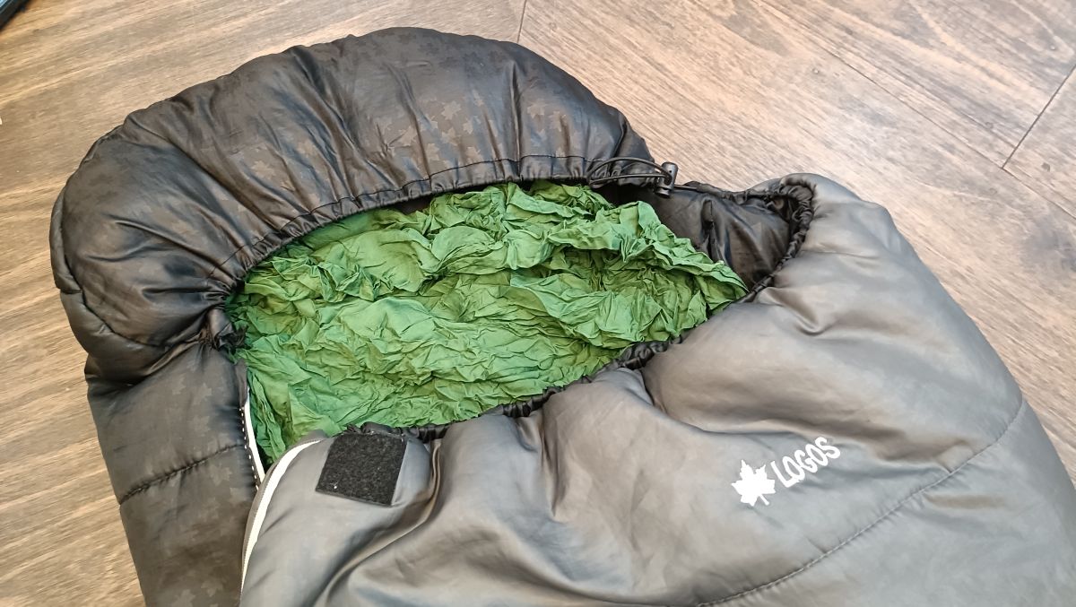 シュラフの中に入ったインナーシーツ。
