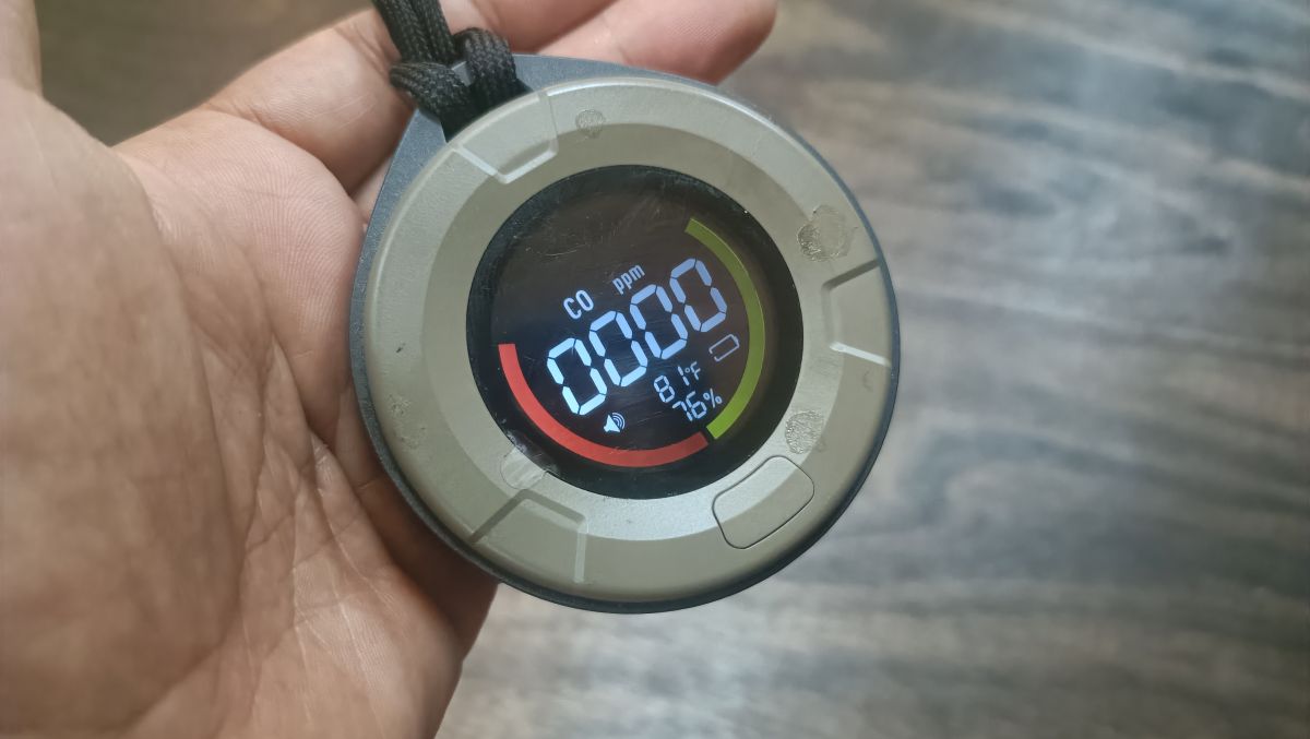 一酸化炭素チェッカーを手で持っている。