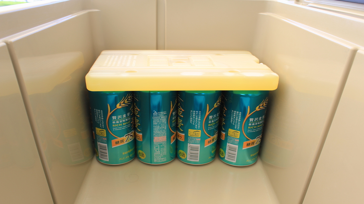 クーラーボックス内で缶の上にハードタイプの保冷剤を置いた状態