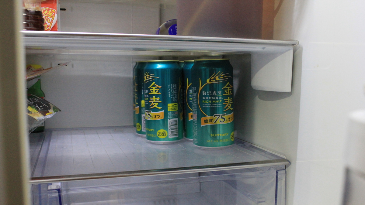 冷蔵庫で飲み物が冷やされている様子